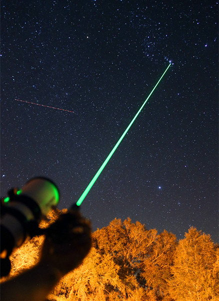Apuntando a las Estrellas con Laser Astronómico Verde de 50mw - tienda8.cl  